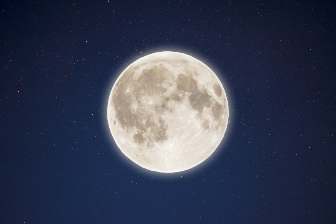 full-moon-glowing-in-the-night